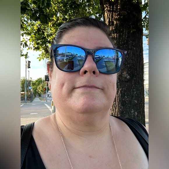 Meet your Posher, Lorraine - Picture 2 of 4